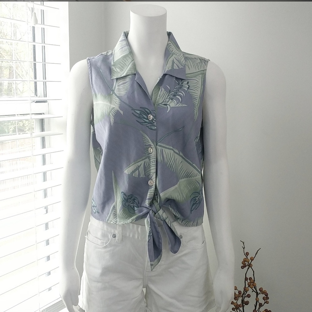 Tommy Bahama sleeveless tie front top. H104